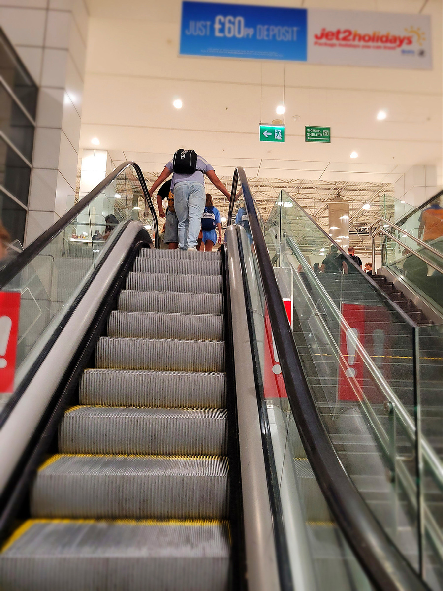 Направляемся в зону досмотра