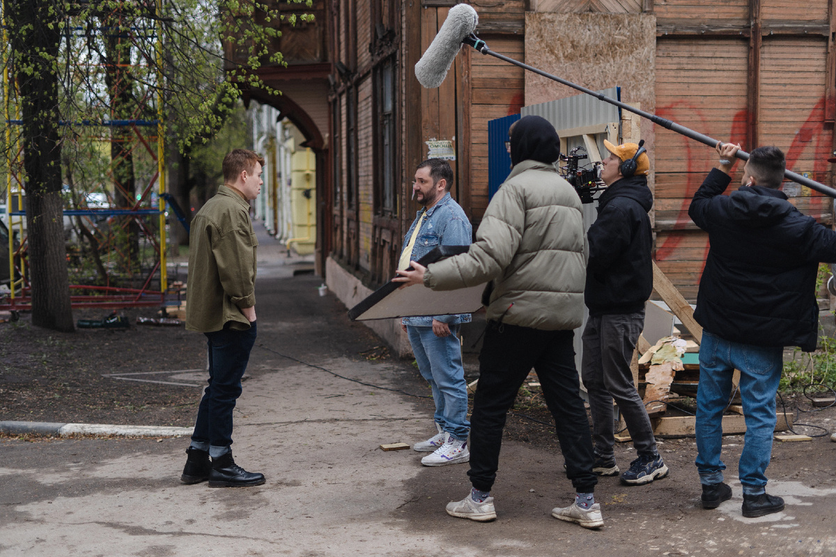 Кадр со съемок сериала «На дне» 