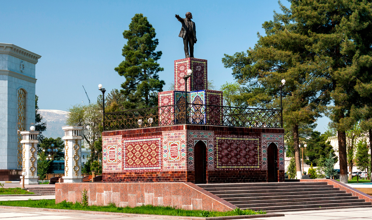 Вишенка на ашхабадском торте — «ковровый» памятник Ленину.Фото: Vladimir Artev / Shutterstock.com