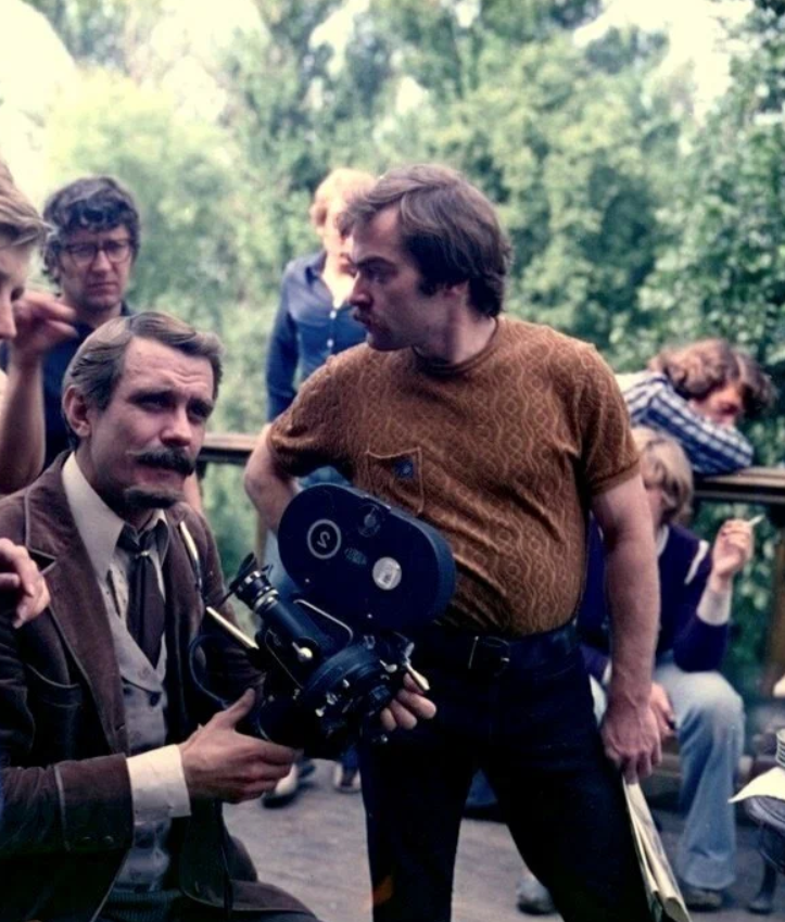 Н.С.Михалков в образе врача Трилецкого и А.А.Адабашьян в образе художника-постановщика и сценариста на съемках фильма (Источник: https://avatars.mds.yandex.net/get-kinopoisk-image/10592371/f2548222-36b0-4808-adae-087c30f639ca/orig)