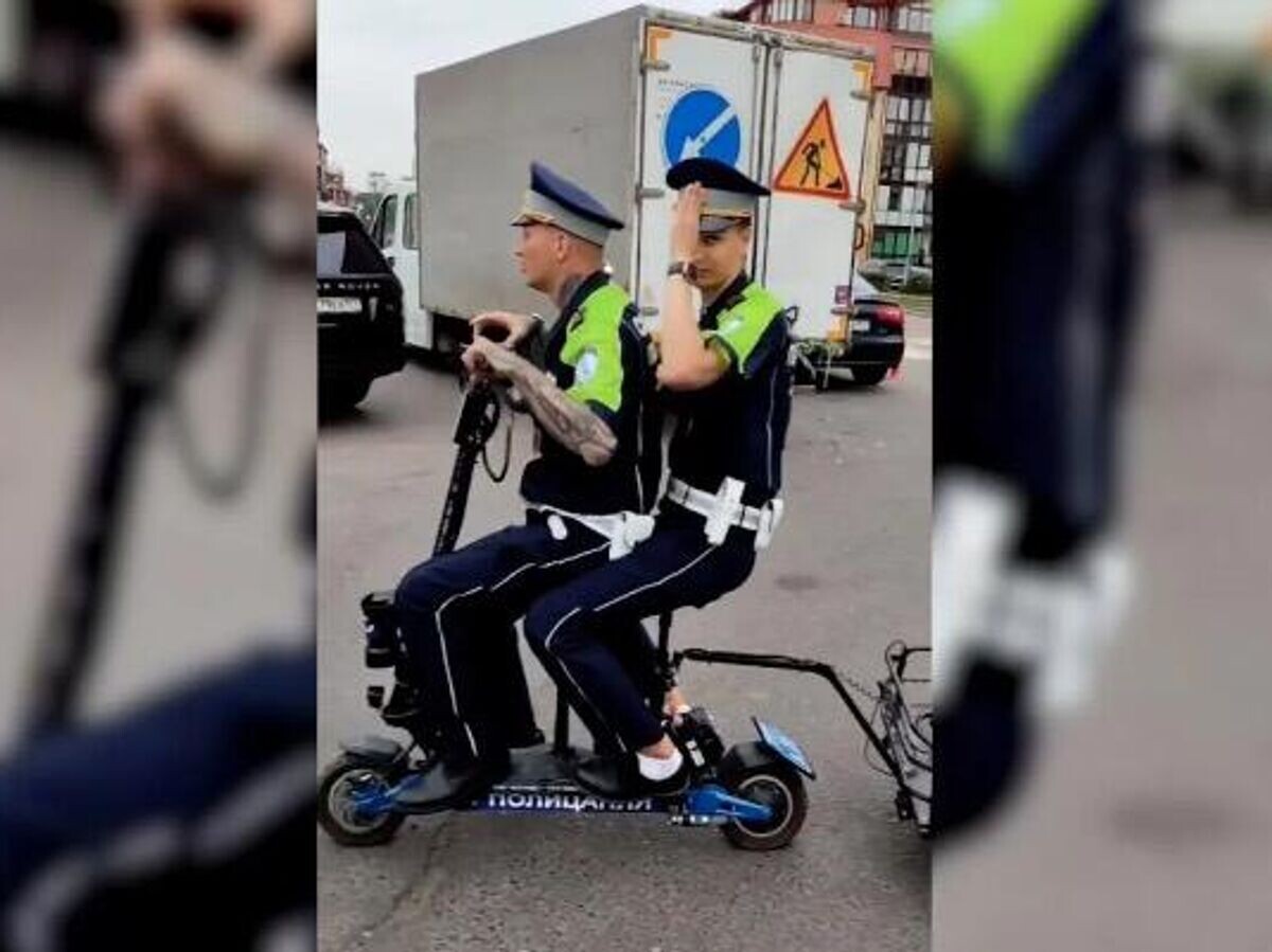    Блогер Эдвард Бил в Подмосковье катается на электросамокате в одежде, похожей на форму сотрудников ГАИ© Соцсети