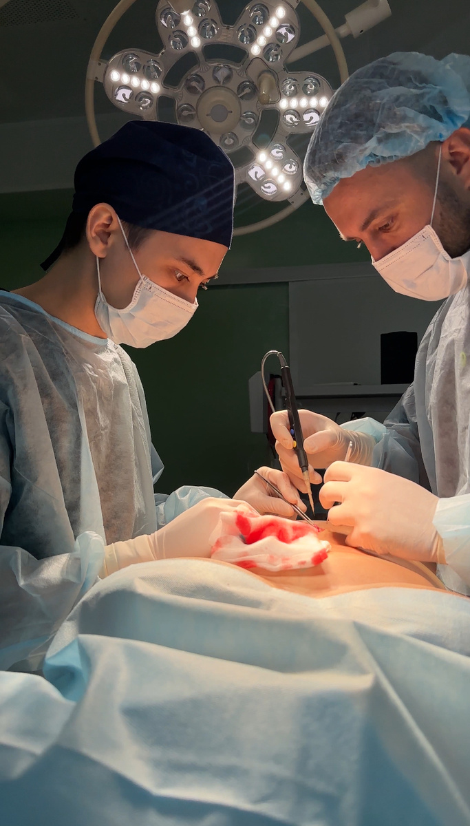 Активное ассистирование молодого хирурга опытному доктору