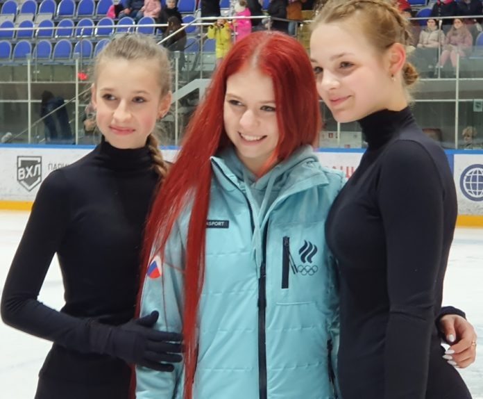 Александра Трусова с поклонницами