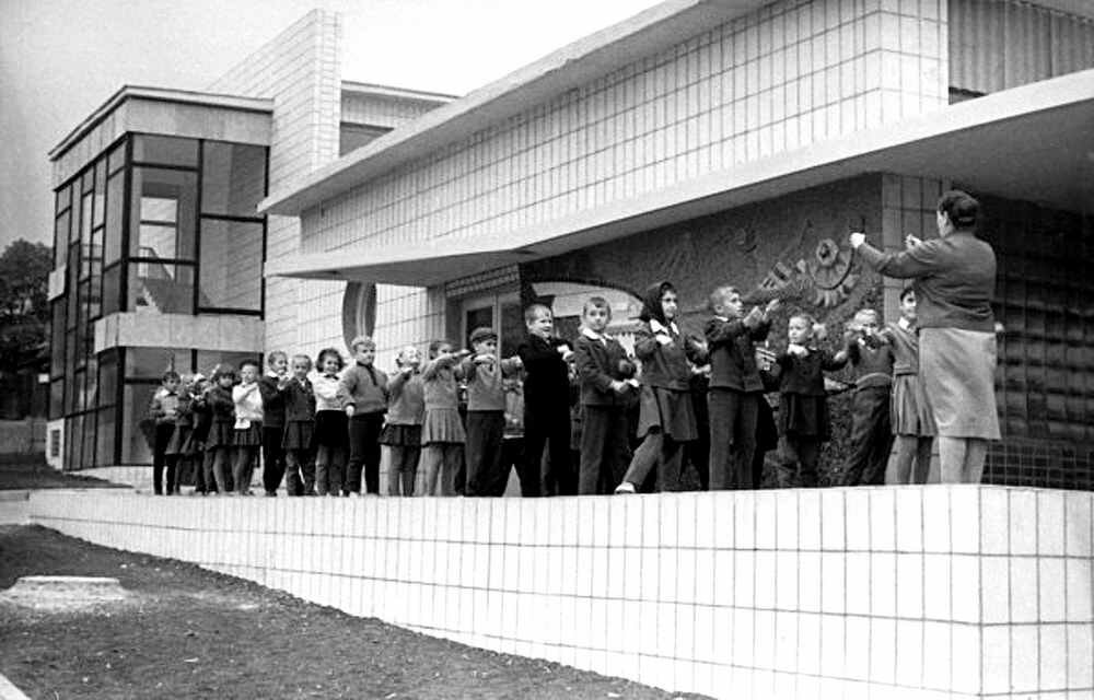 Экспериментальная школа № 5 в Донецке, по проекту И.Ю. Кара́киса. Фото 60-х годов ХХ века.