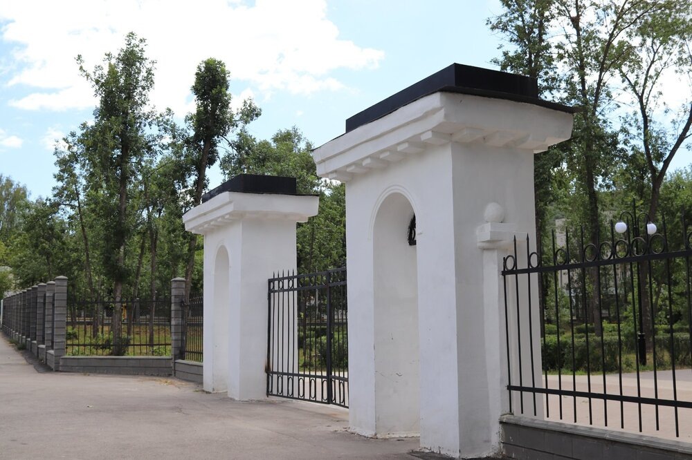 Вход в парк со стороны улицы Пирогова.