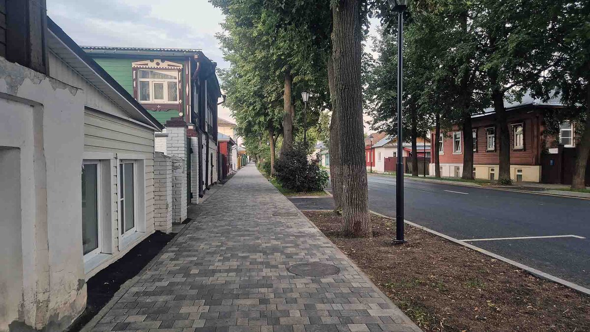 А это улица Васильевская. Ещё недавно тут тоже был старый полуразрушившийся асфальт