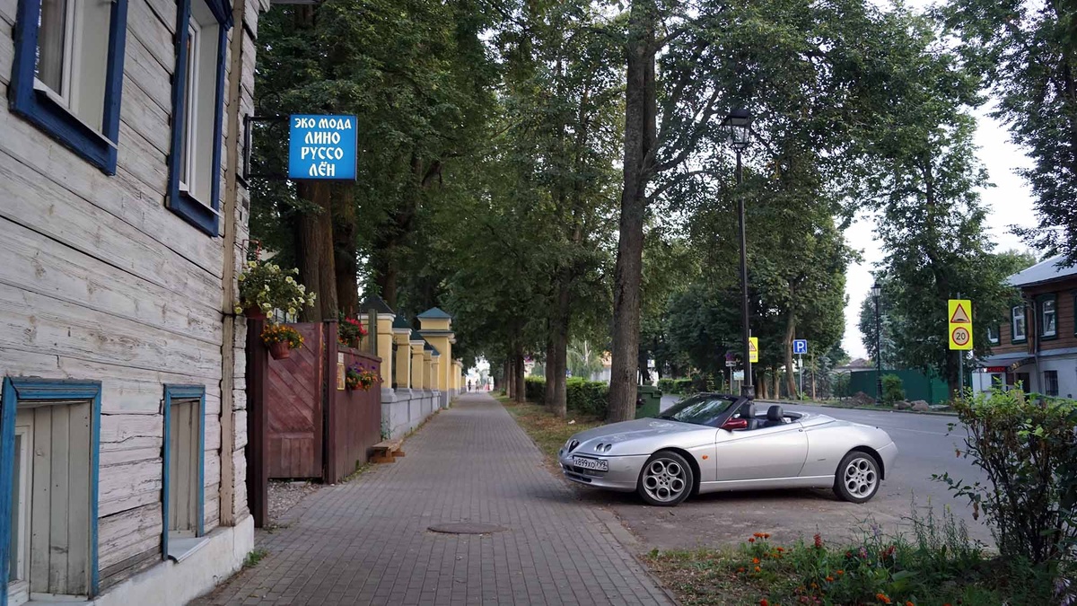 Главная улица Суздаля — Ленина. Тротуары замостили плиткой. Листайте галерею, чтобы увидеть ещё фото