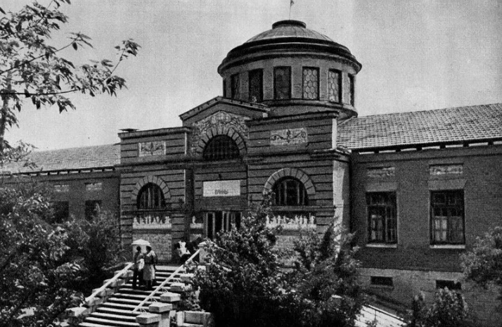 Переименовано в честь Н.И.Пирогова в 1957 году, лестница перестроена в 1981