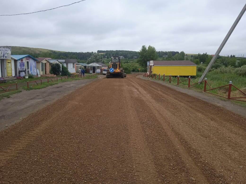 Одно из сёл. Щебеночная дорога