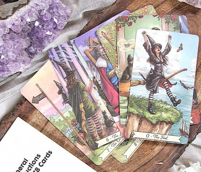 Некоторые карты из колоды "Таро ежедневной ведьмы"