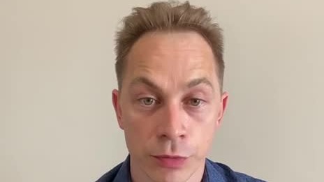 Дрожь в теле и дрожание. Почему трясутся руки. От чего трясутся руки. Тремор рук причины у молодого. Подросток постоянно трясется.