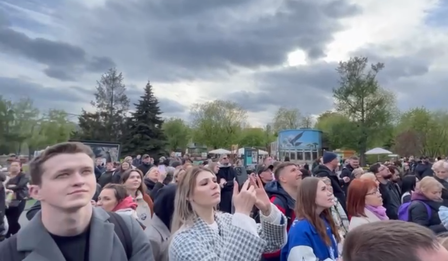 Спасение проходило под радостные крики посетителей зоопарка