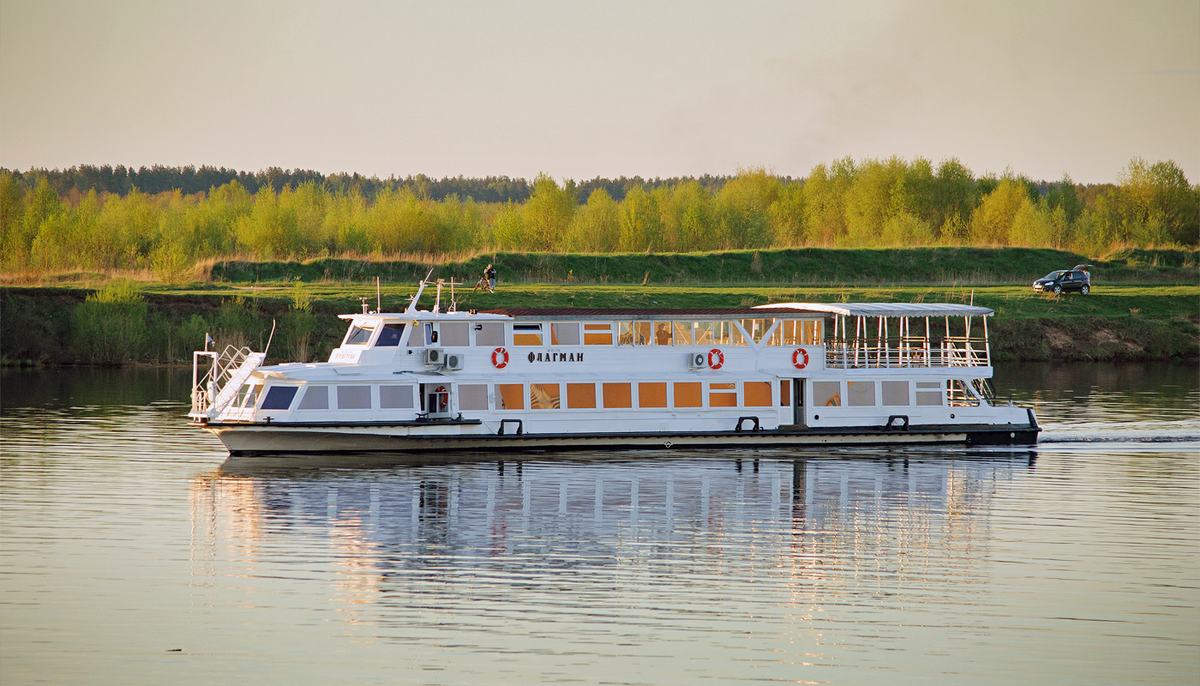 Теплоход "Флагман". Фото с сайта www.fleetphoto.ru автор Александр Конов