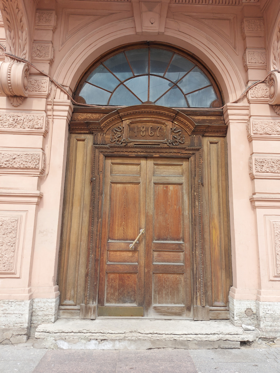 Дверь бывшего особняка Ц.А. Кавоса