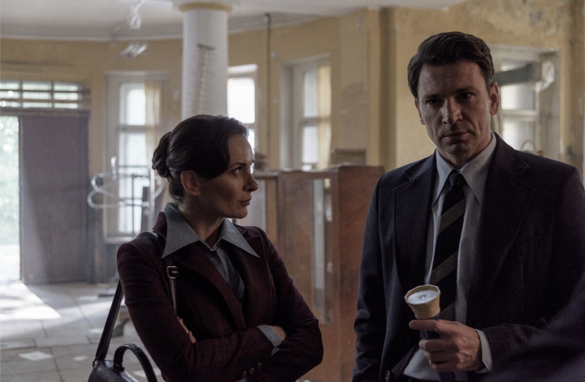 Екатерина Олькина и Антон Хабаров. Кадр из сериала "Алекс Лютый. Дело Сирот".