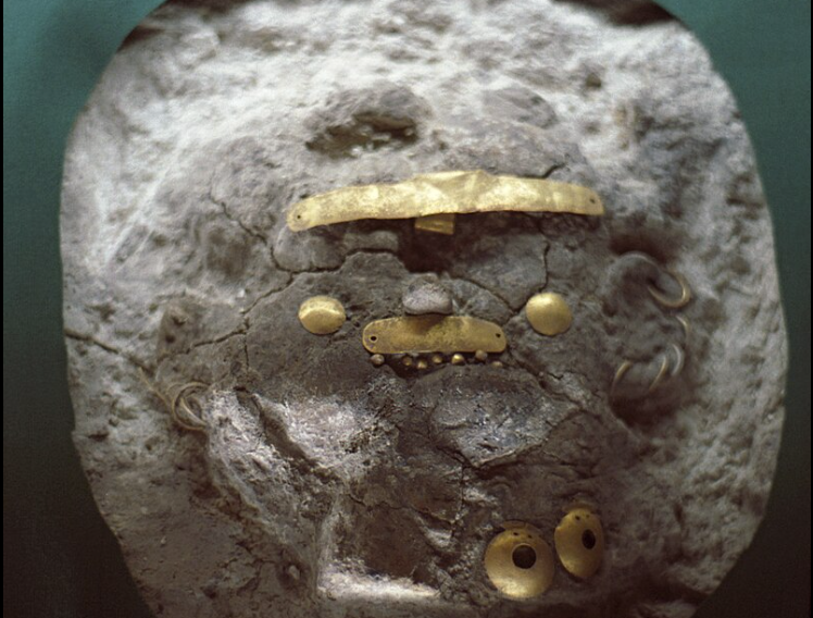 Похоронная маска из Варненского некрополя, Варненский археологический музей (г. Варна. Болгария). Балканская культура Варна позднего энеолита (4600-4200 до н.э.) известна невероятно богатыми захоронениями, в которых представлены старейшие артефакты из золота на территории Европы. В некоторых могилах не содержится человеческих остатков, только символы статуса и дары, которые понадобятся умершему в загробной жизни. Если человек погибал в чужих землях или в море, и его тело невозможно было предать земле, то обряд похорон все равно проводился, чтобы снабдить мертвеца всем необходимым. Вместо покойника в могилу клали ритуальную маску.