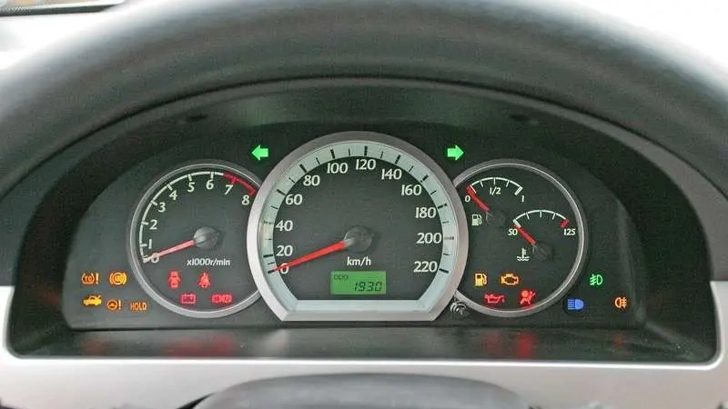 Указатель температуры Chevrolet Lacetti и последующих клонов модели имеет тонкую красную полоску, которая загорается при 125°С. Но это уже аварийная ситуация!