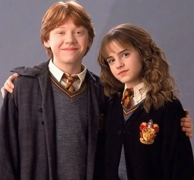 Рон уизли и гермиона грейнджер обнимаются. Гермиона где гермиона с роном. Гермиона грейнджер 2001. Гермиона грейнджер и рон уизли. Гермиона грейнджер 2001.