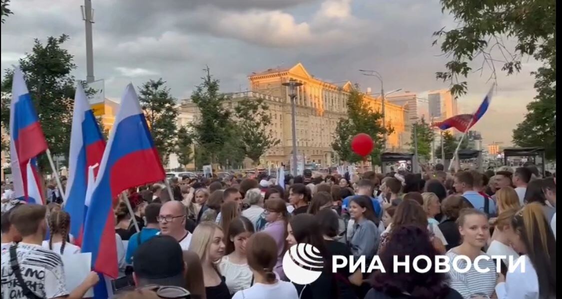 Митинг шамана у посольства