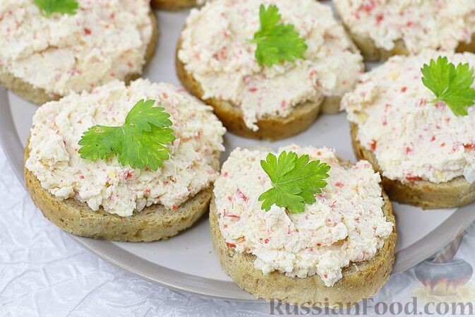 хлеб, крабовые палочки, сыр плавленый, яйца, чеснок, соль, перец чёрный молотый