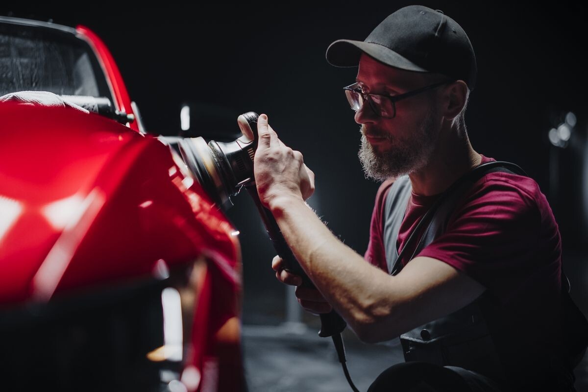 Для финишной обработки авто, например, используют мягкие абразивы для наведения лоска. Источник: Shutterstock📷
