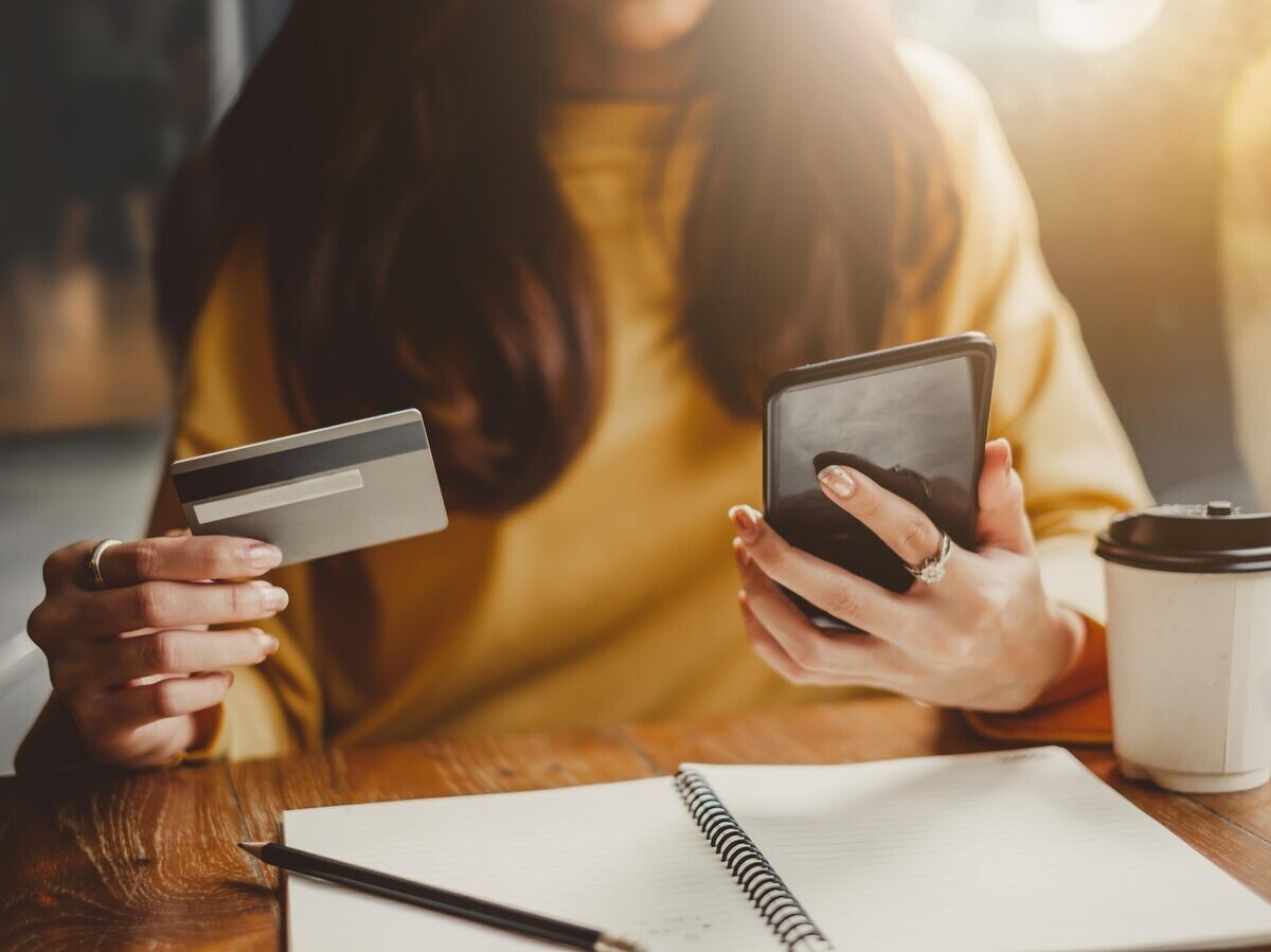    Девушка оплачивает покупку в интернет-магазине © iStock.com / Nattakorn Maneerat