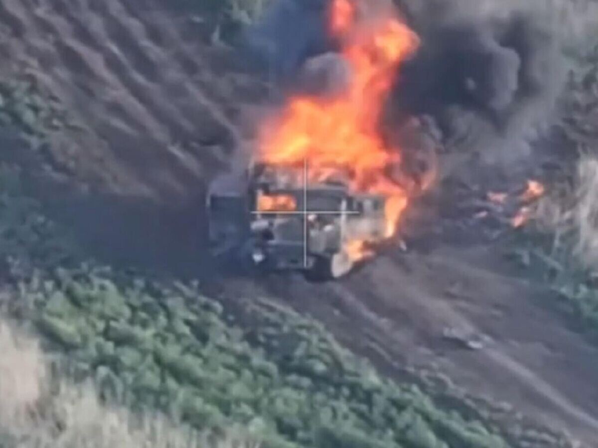    Операторы FPV- дронов Тульского гвардейского соединения ВДВ из состава Южной группировки войск уничтожили бронеавтомобиль производства США с пехотой ВСУ на северском участке фронта в ДНР© Минобороны России