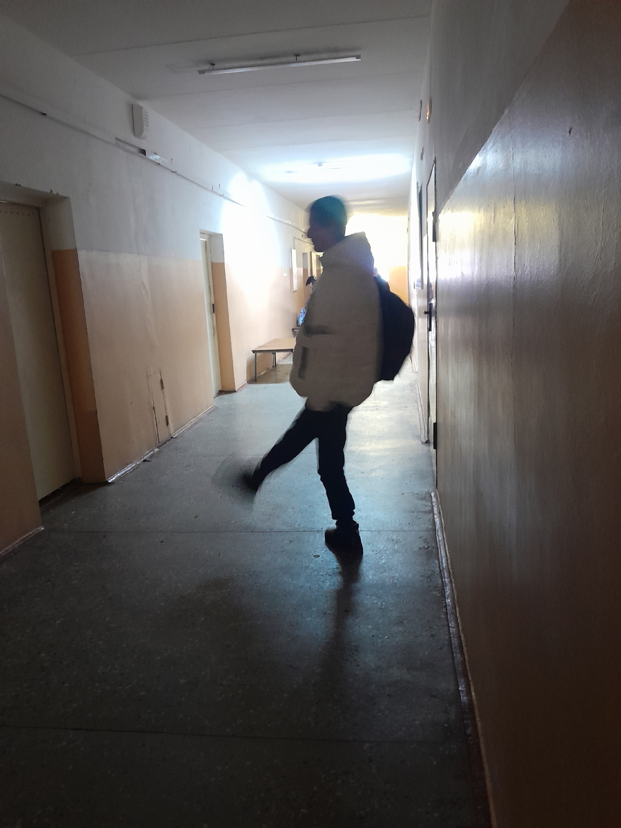 Пока ждали свою очередь, решила сына сфоткать. Стесняется))