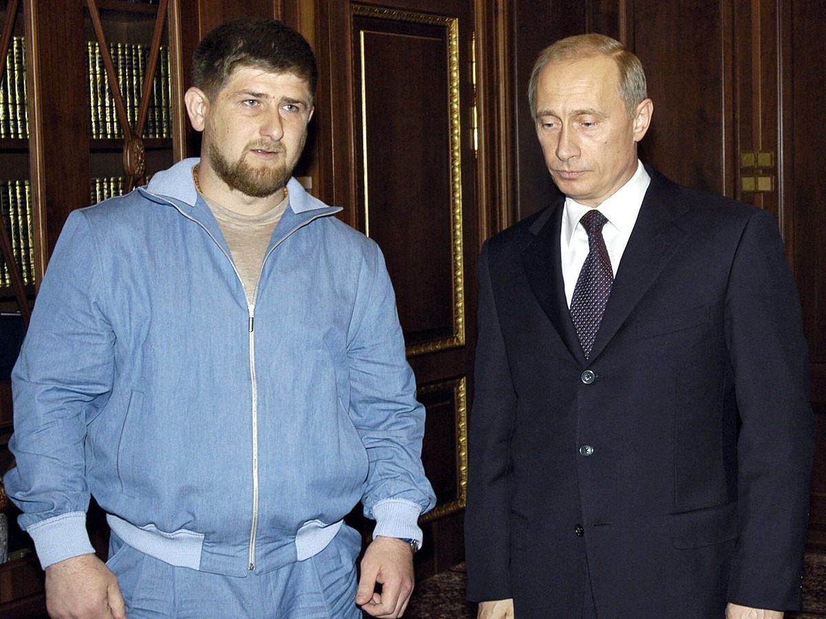 Источник фото:https://img.wprost.pl/img/ramzan-kadyrow-i-wladimir-putin-w-2004-roku/69/ec/aa85c6874be528fcd93087654633.jpeg