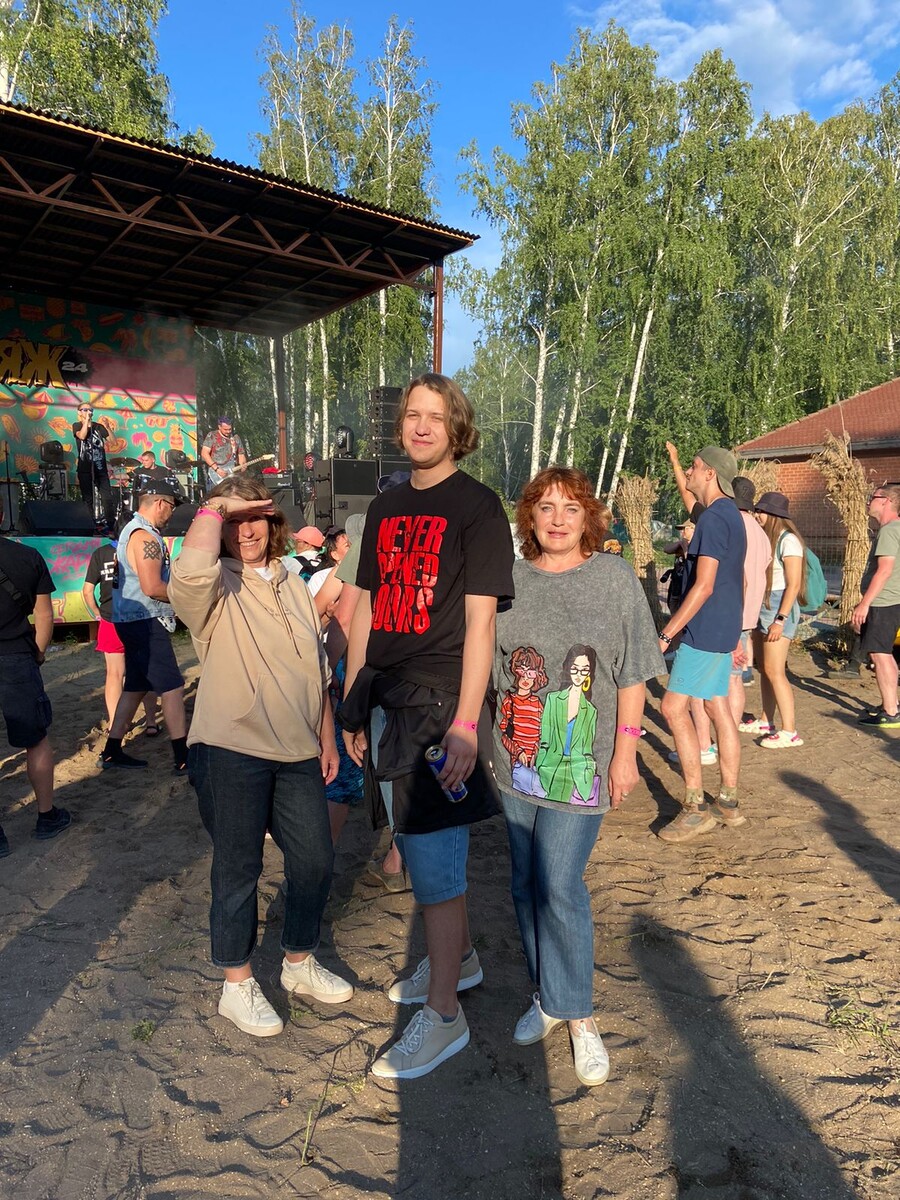 У малой сцены, где выступает группа "Гаврилов"