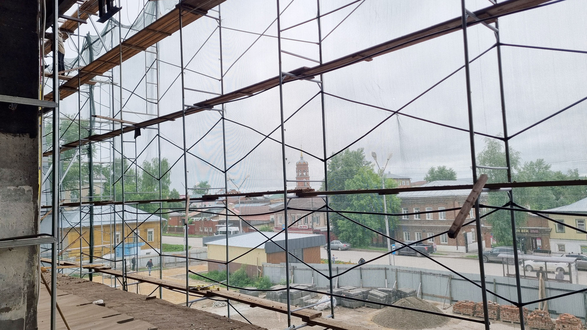 К сентябрю фасад «Мечты» украсят витражи с разноцветными стёклами