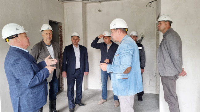 Глава Кунгурского округа Вадим Лысанов (слева) обсуждает с коллегами и представителями подрядчика ход строительства дома по адресу: ул. Свердлова, 31