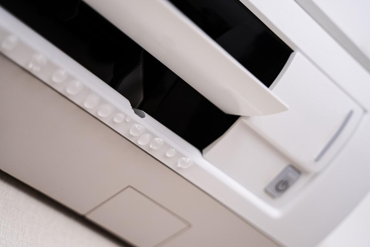 Andrey_Popov/Shutterstock📷Если резко возрастает температура, во внутреннем блоке в переизбытке скапливается конденсат