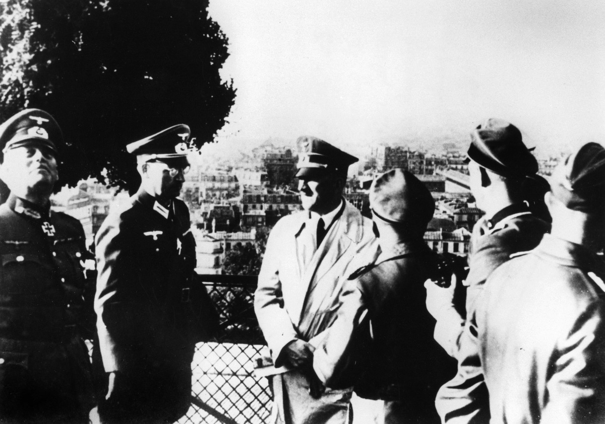     Адольф Гитлер посещает оккупированный Париж, 1940 год. Два офицера слева от нацистского лидера — генерал-полковник (впоследствии фельдмаршал) Вильгельм Кейтель и полковник Ганс Шпайдель. Позже Шпайдель был вовлечён в заговор с целью убийства Гитлера в июле 1944 года / Legion-Media / Album / Art Media / Heritage Images