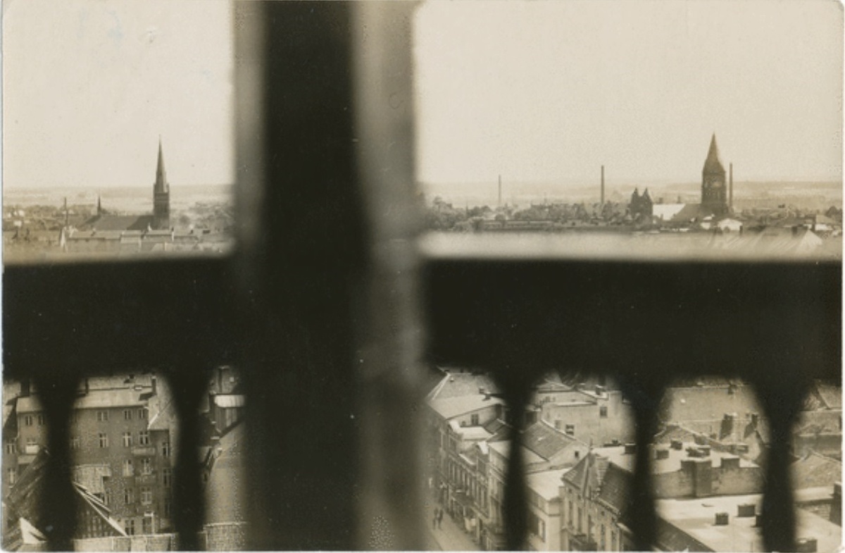Эта фотография была сделана в 1937 году с реконструированной в 1912 году башни Лютеркихи. Тем не менее с 1910 года панорама города нисколько не изменилась.