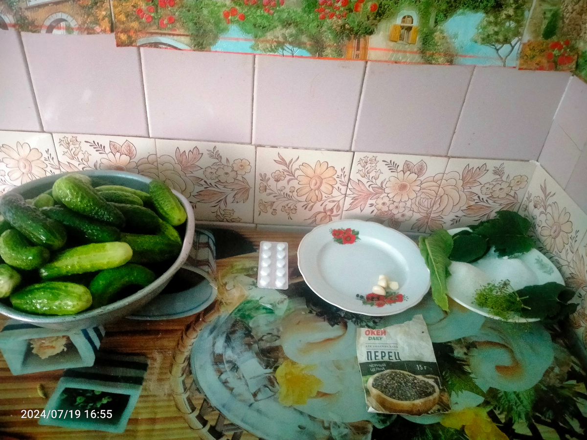 Продукты, необходимые для приготовления огурцов с аспирином без стерилизации