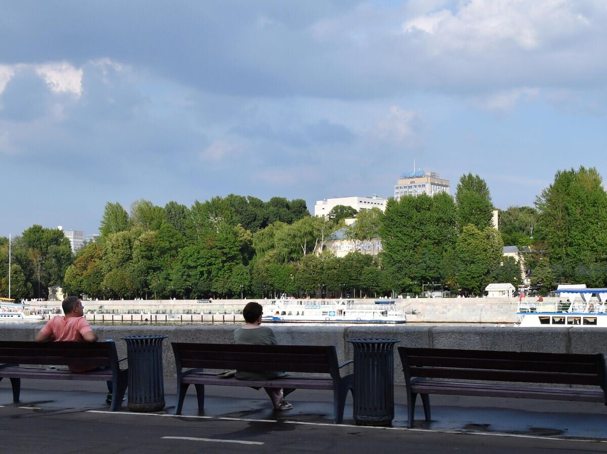    Люди отдыхают на набережной в Москве© РИА Новости / Наталья Селиверстова