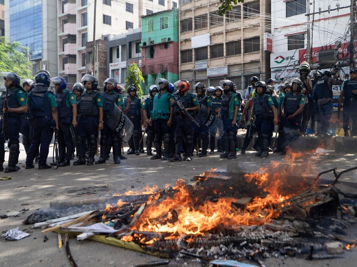    Полиция во время беспорядков, вызванных протестами против системы квот на государственные должности в Бангладеше© AFP 2024