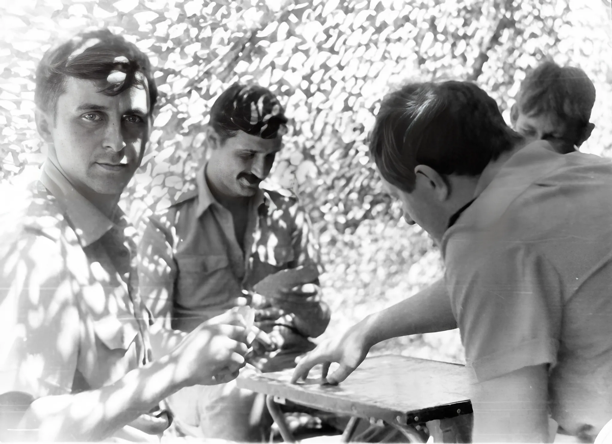 Однополчане автора. Ротные и начальники ПУСов играют в карты на ТСУ. Фото от Петра Алексеева.  