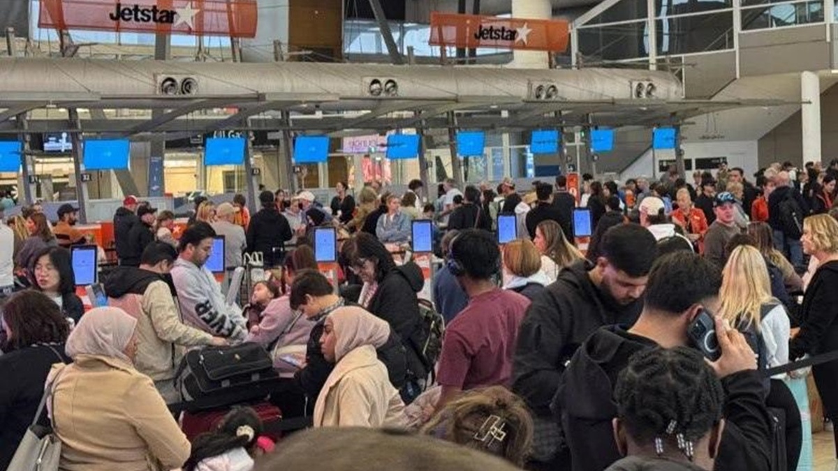 На фото: аэропорт Сиднея, где пассажиры не могут получить багаж, т.к. стойки регистрации не работают из-за обновленного антивируса CrowdStrike, которое привело к отображению «синих экранов смерти» (BSOD) на всех Windows-устройствах, на которых оно было установлено. Источник: https://t.me/rt_russian