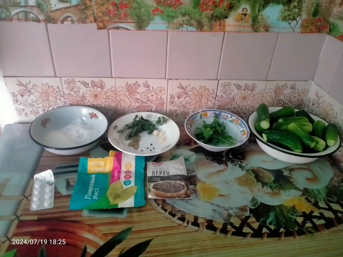 Продукты, необходимые для приготовления мятных огурцов с аспирином без стерилизации 