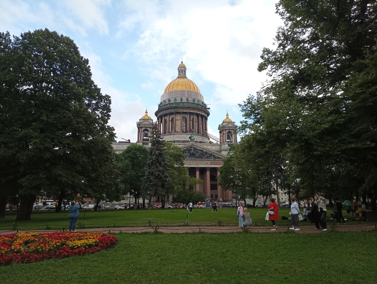 Потом пошли к набережной, и начался дождь! Хорошо,что у мужа был дождевик. Накрылась и стояли минут 20. Потом дождь немного успокоился и пошли мы дальше. Часть набережной закрыта :(