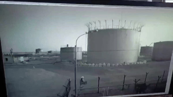 АТАКА ДРОНА ПО НЕФТЕБАЗЕ В РОСТОВСКОЙ ОБЛАСТИ ПОПАЛА НА ЗАПИСЬ КАМЕРЫ ВИДЕОНАБЛЮДЕНИЯ. ИСТОЧНИК:  ТГ-КАНАЛ "ДРУГОЙ РОЛДУГИН"