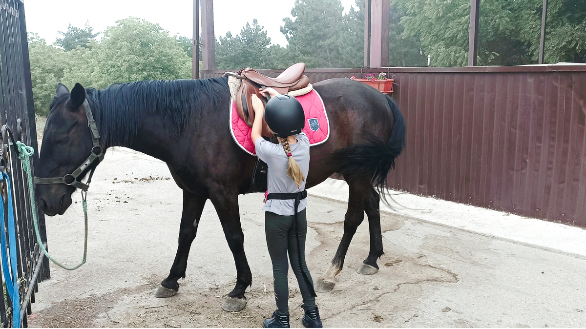 Соня затягивает стремена под себя
