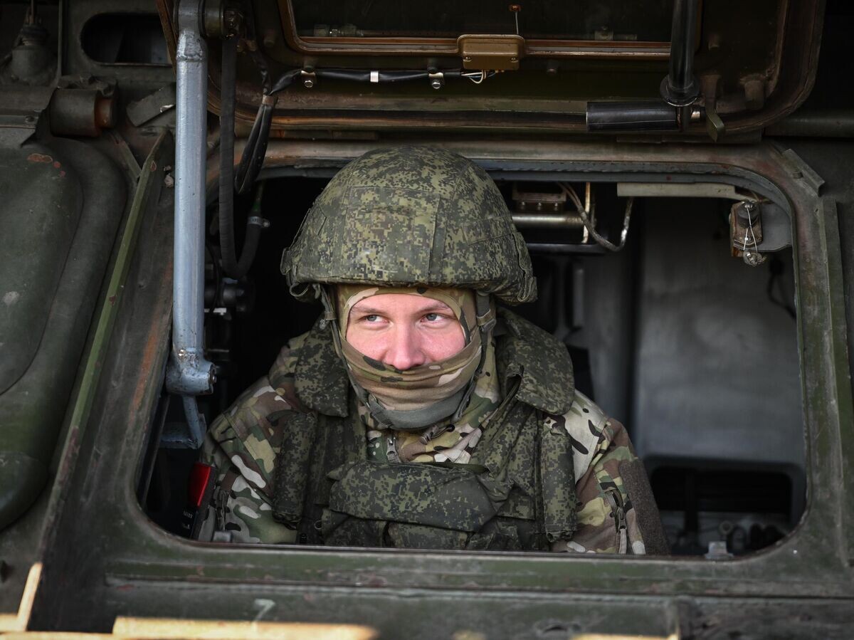    Военнослужащий зенитно-ракетного дивизиона ЦВО в зенитном ракетном комплексе "БУК М3" на СВО© РИА Новости / Станислав Красильников