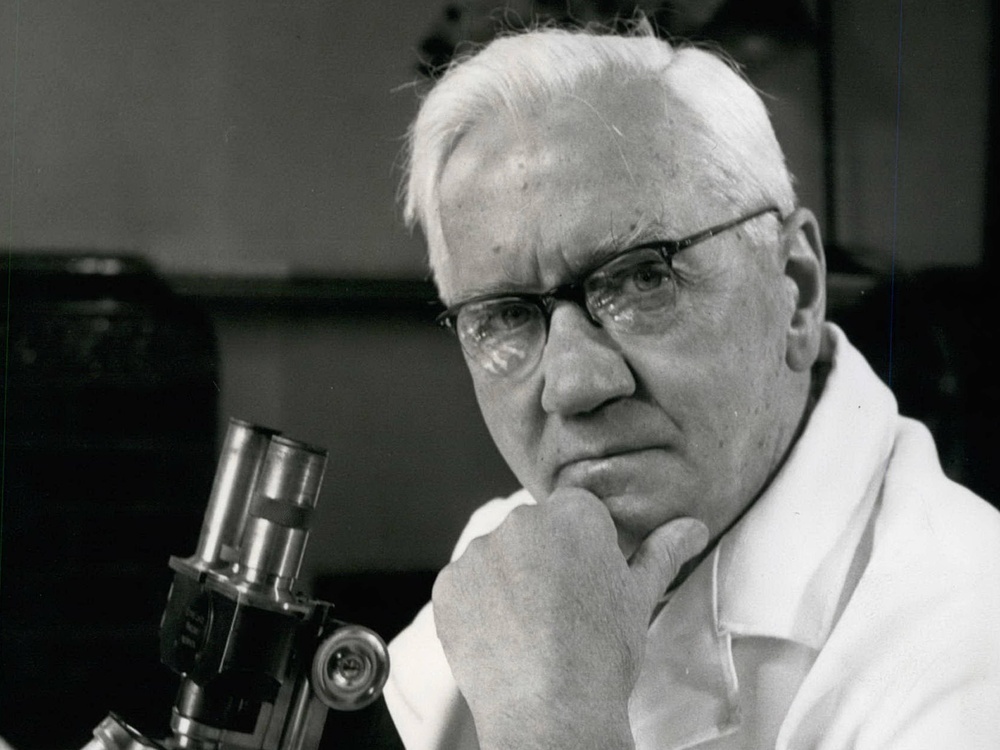 Александр Флеминг  (англ. Alexander Fleming; род. 6 августа 1881 года, Дарвел, Айршир, Великобритания — 11 марта 1955 года, Лондон, Великобритания) 