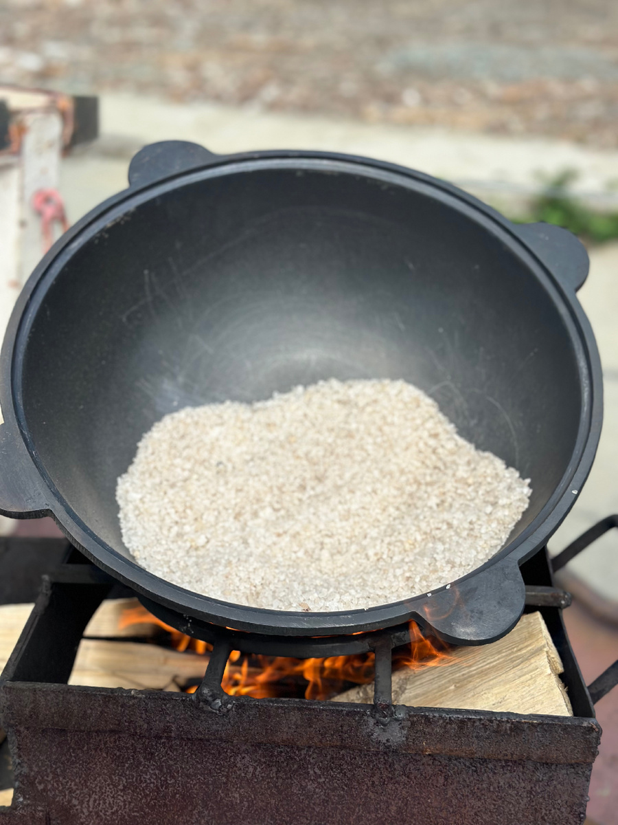 "Обжигание чугунного казана – это не только процедура, но и залог его долговечности и вкуса блюд"