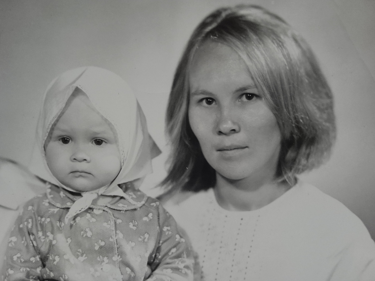 Здесь моей маме Розе примерно 22 года. А это я совсем ещë малюсенькая. 