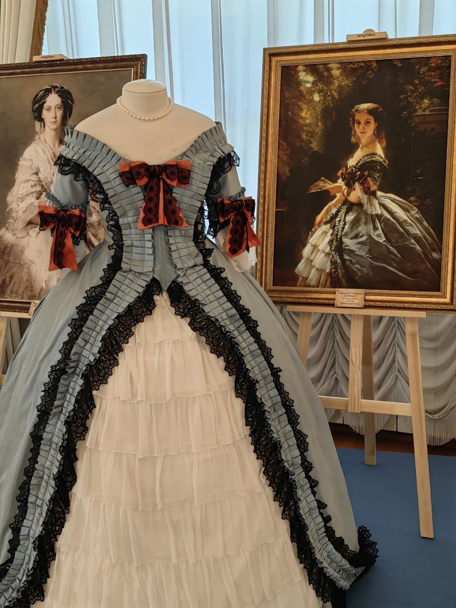 Рюш в отделке платья 