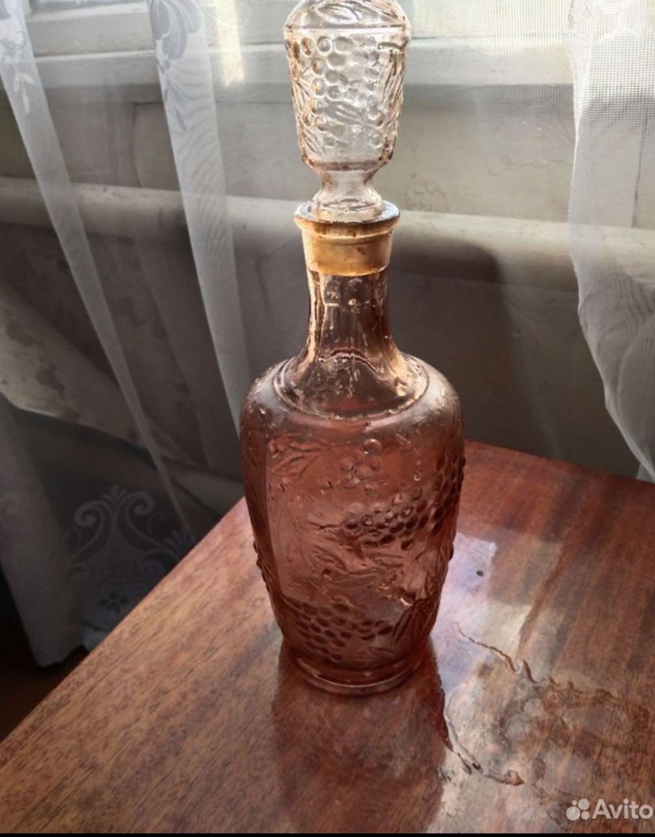 Примерно такой, только без пробки. Картинка из интернета.